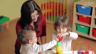 幼稚园女教师和女学生在玩积木玩具